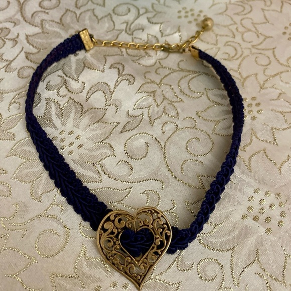 VTG 80s RARE/HARD-To-Find Black Fabric Choker Necklace w/Burnished Heart Charm - Picture 4 of 7